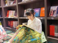 -钟书阁(松江泰晤士小镇店)