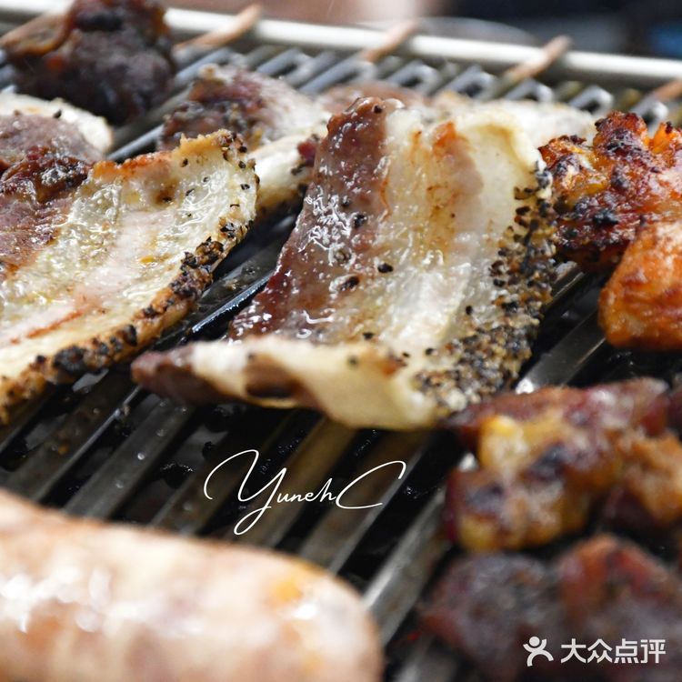 网红炭火烤肉店