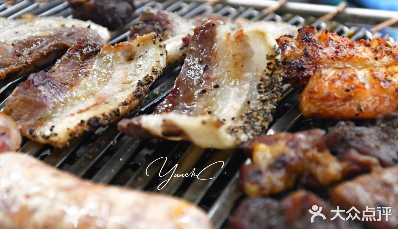 网红炭火烤肉店