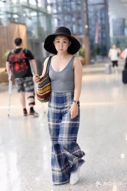 本来就162的身高,让她看起上去不光显矮