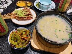 -何妹湿辣牛肉·粤式烧烤砂煲(桂雅路店)