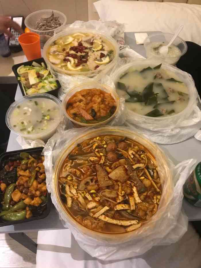 挺好的,有外賣也有店面,吃飯方便.