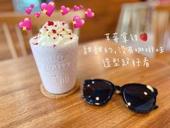 草莓拿铁-琥珀咖啡 Ambercoffee