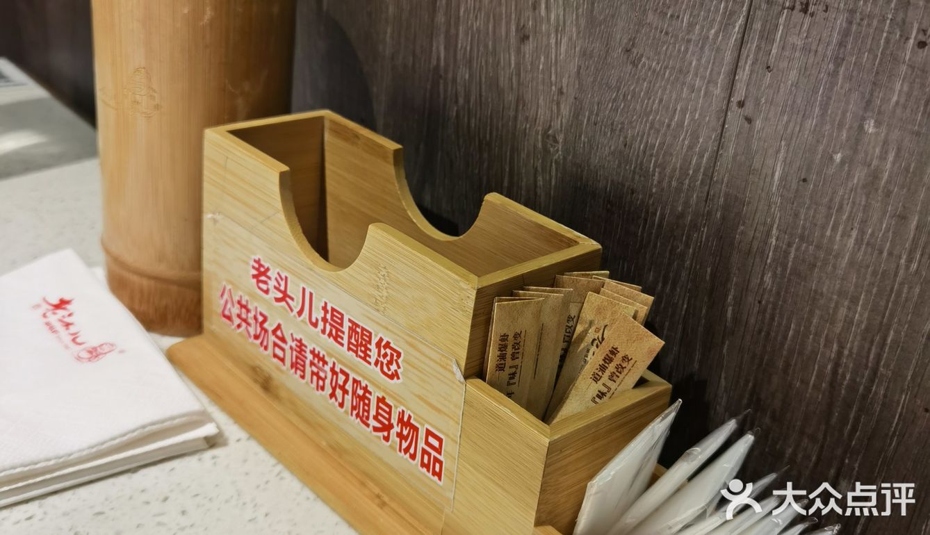 上周在虹口老头儿油爆虾前有23桌果断放弃今到店1点没排队油爆虾卖完了点了个沼虾王实物很大VS基围虾像吃大只小龙虾吃好祖宗一定要坐这个火车我走都比他开得快可算哄回家了这周第一周幼儿园生活结束我感觉他是去聊天的吃饭深受老师表扬吃货本色不改继续加油