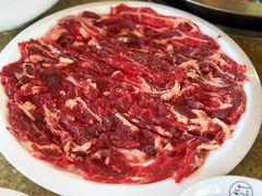 现切牛肉-茅草房·河畔园林火锅