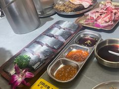 -围炉肉舍•炭烤活鳗•丹东海鲜烤肉(步行街店)