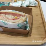 店内装修简洁明亮，时尚大气，给人一种清新的感觉