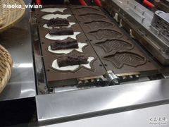 制作雕鱼烧-粉粉乐鲷鱼烧(美罗城店)