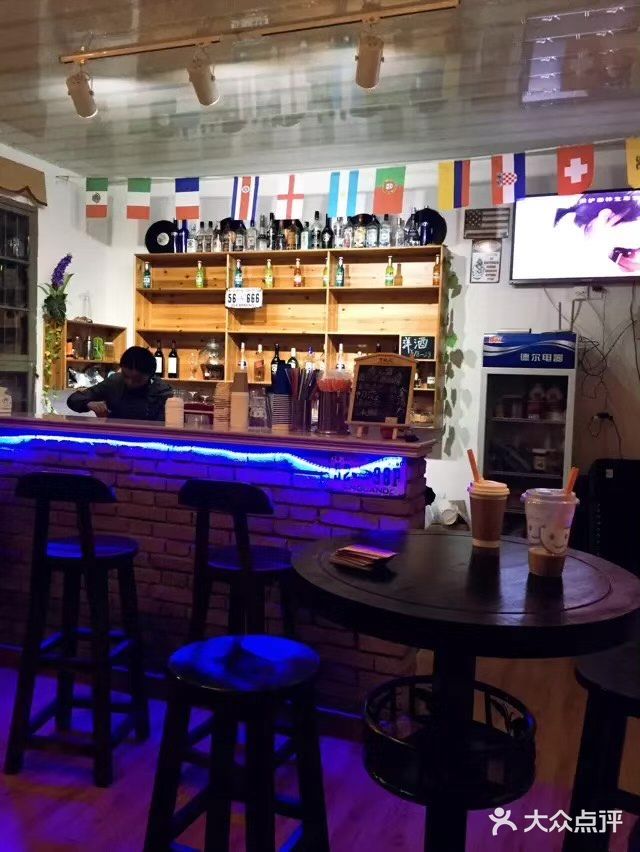 晚上有静谧的奶茶店也有嗨到爆的酒吧，看自己的选择咯