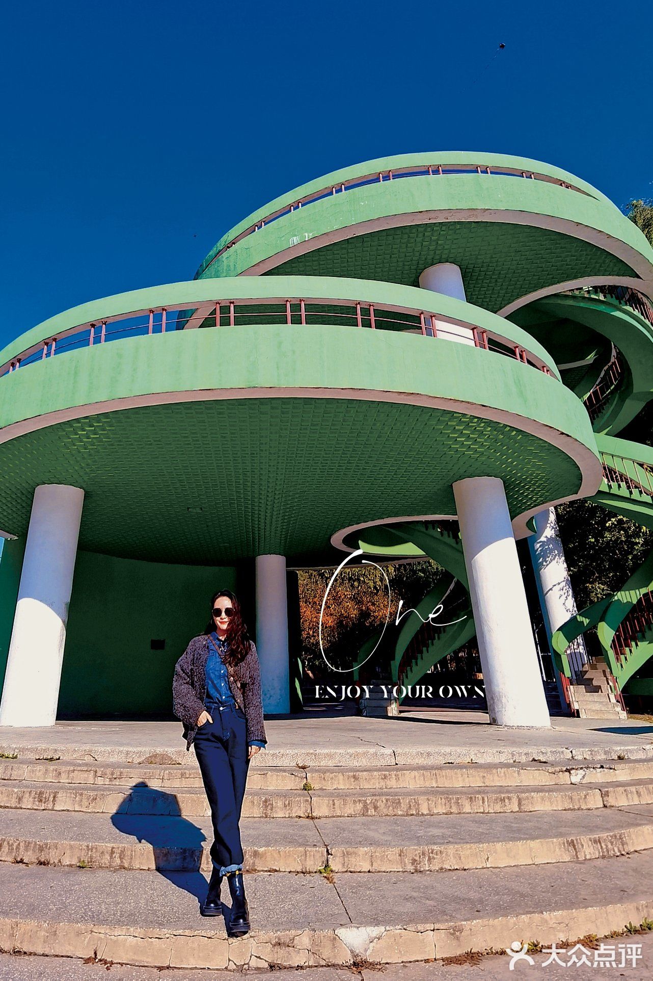 沈阳网红公园万柳塘湖畔的绿色旋转楼梯