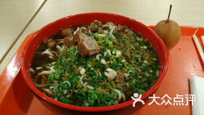 酸豆角红烧排骨面