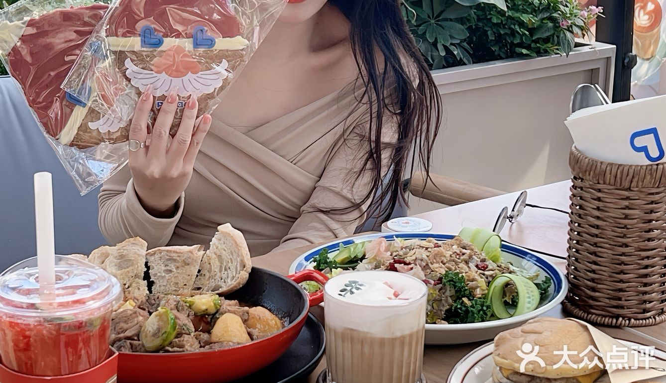 广州天环！露天餐位太chill 啦……