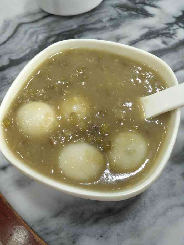 叫了一个龟苓膏和绿豆沙汤圆.  龟苓膏很小一碗,两三口就吃完了.