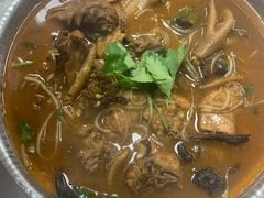 家鸡炖蘑菇粉-李记饺子·熏酱东北菜(欢乐谷店)