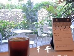 -彳亍咖啡·这里(水湾路店)