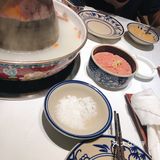 会有服务生站在每个隔间的中间 有需要随时叫