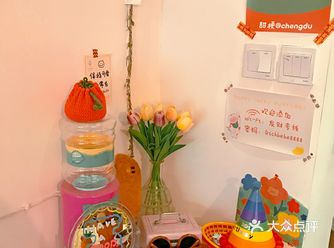 店铺不大，但是很温馨，超级可爱的风格，店内有道具
