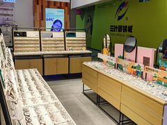 -LOOK眼镜·蔡司依视路配镜(宝山万达店)