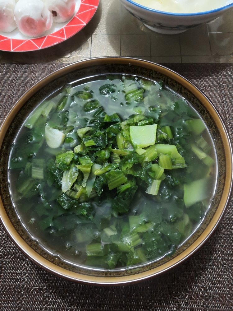 用莴笋叶煮了一大锅绿色菜汤,放了姜,蒜,胡椒粉,盐,鸡精和几滴香油!