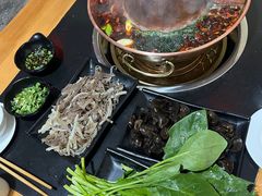 -果松木炭酸菜铜火锅·外婆参鸡汤