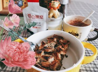 吐司照关晓彤版做的，后来发现淋上酸奶可以增加口感