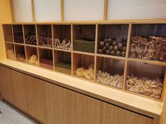 面包甜点陈列柜-炖物24章·顺时轻养茶(黄龙店)