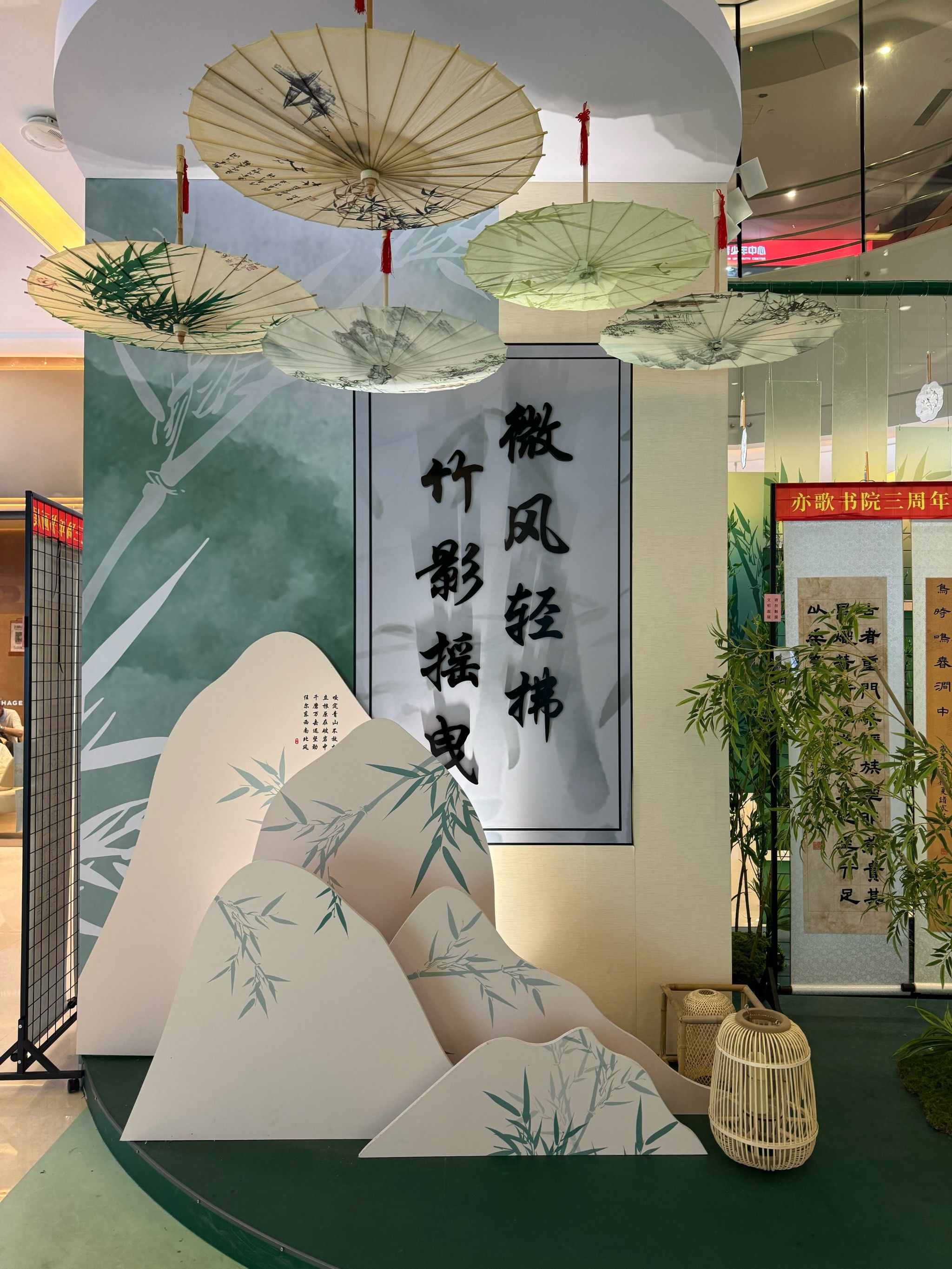 紫荆广场的古风打卡点置办的很好看啊,很适合汉服拍照🤳,场景🎬蛮