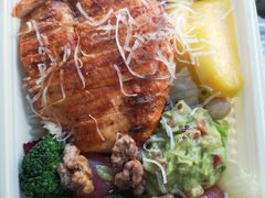 秘制鸡肉芒果牛油果沙拉-魏斯理汉堡(西安沣东吾悦店)