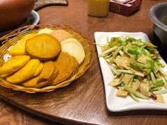 特色三拼饼-老滇山寨•云南特色菜•地方菜•民族风情歌舞表演(金碧店)