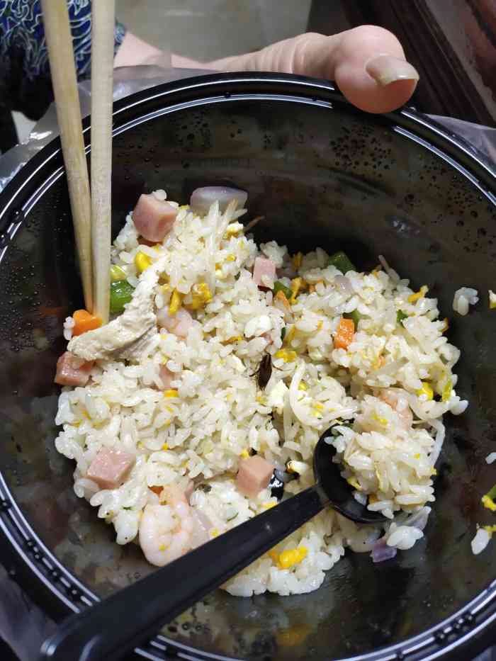 打分 打包扬州炒饭回家吃到一半有一只小蟑螂,真是无比恶心,找到商家