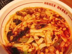老坛酸菜肥肠米粉-呷佬·长沙手工米粉(金沙江路店)