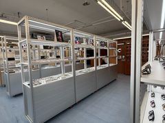 -无奔眼镜·蔡司·依视路授权店(朝阳大悦城店)