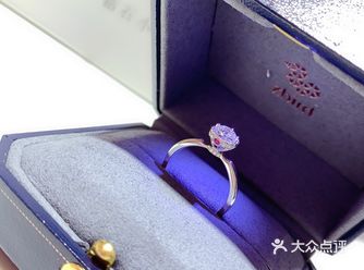 浩态狂香昔未逢，红灯烁烁绿盘笼  觉来独对情惊恐