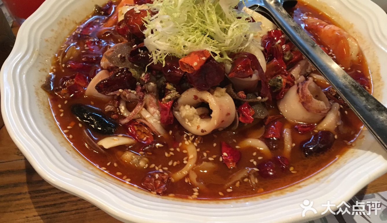 晚上和朋友一起聊聊天，听听歌，喝杯小酒