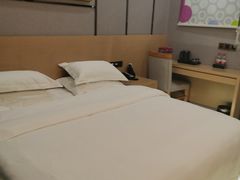 -轻奢·全曼酒店(深圳坂田北地铁站店)