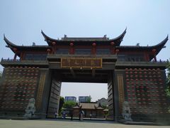 气势宏伟的大门-龙潭水乡