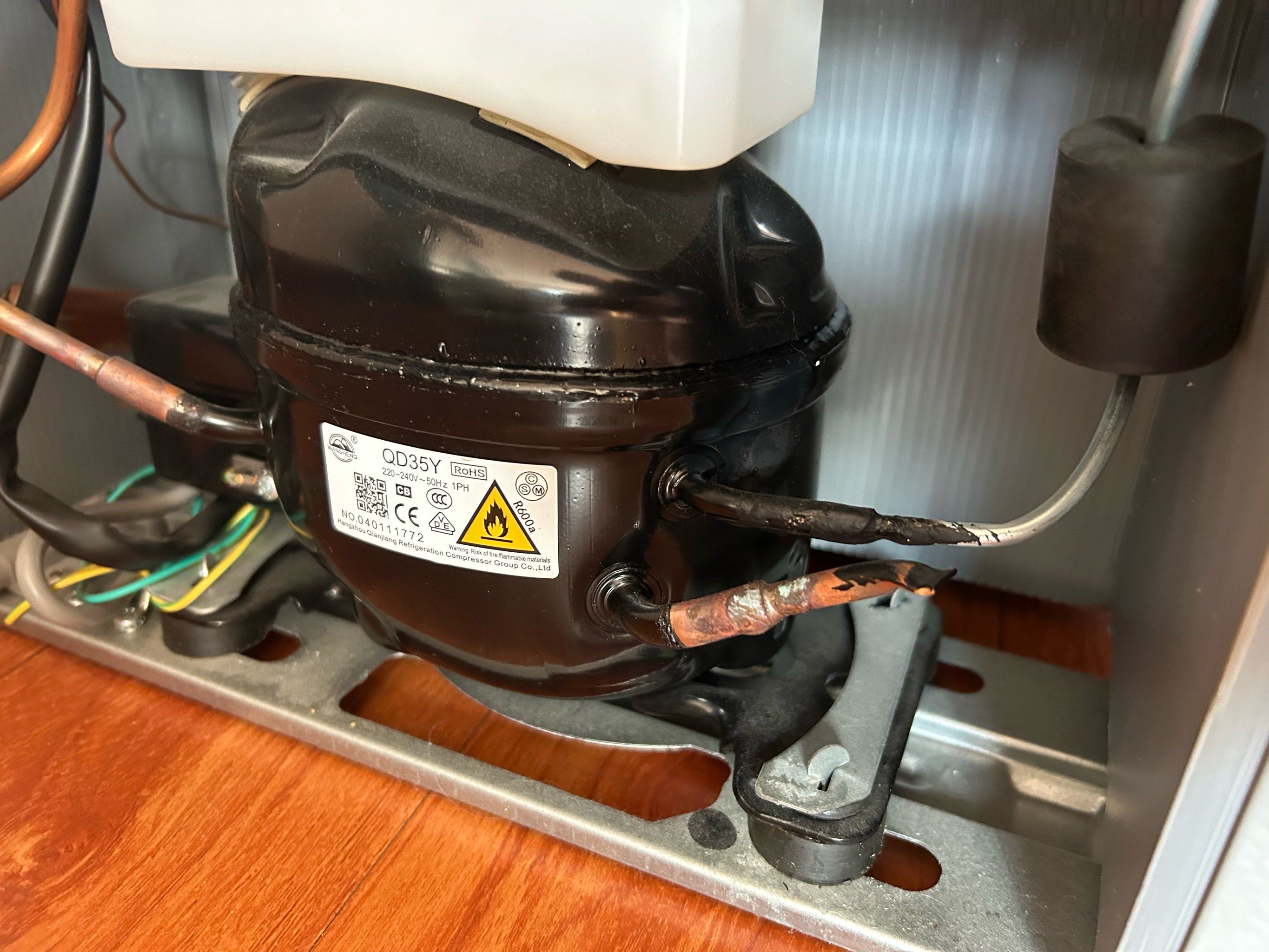 冰箱后面这样烧了会不会影响正常使用?