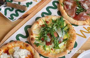 Burrata and Tomato Pizza