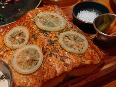 木板烤三文鱼-THE CANNERY&JUJU 新鲜海鲜·牛排美食酒廊