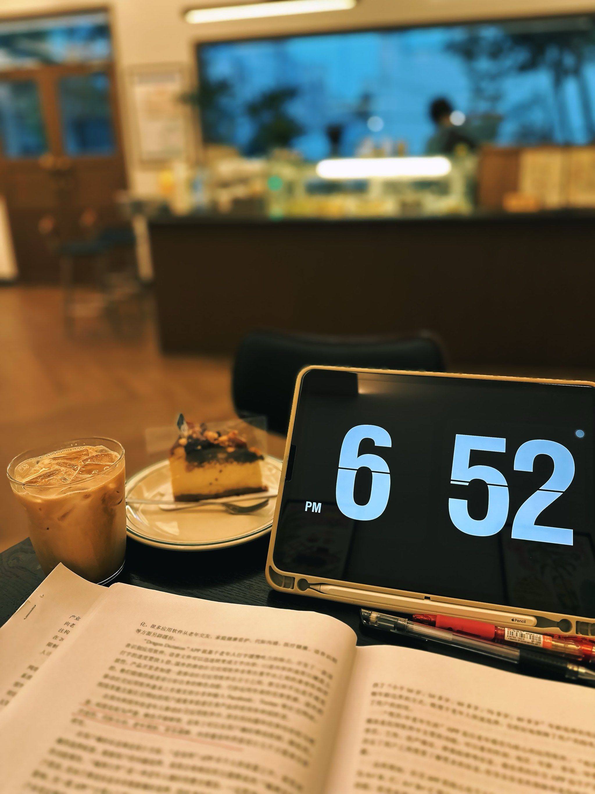 咖啡旁的专心读书