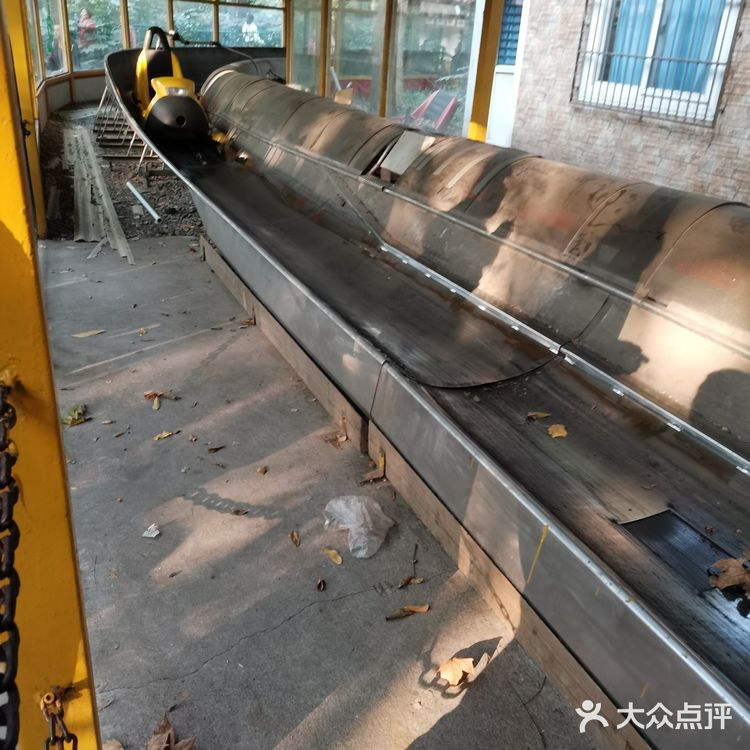 自己控制速度。一开始担心控制不好撞到别人