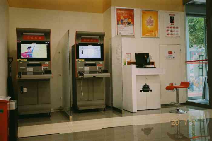 招商银行(西安钟楼支行)-"还好吧,只是忘了拍照片,里面服务态度真好.