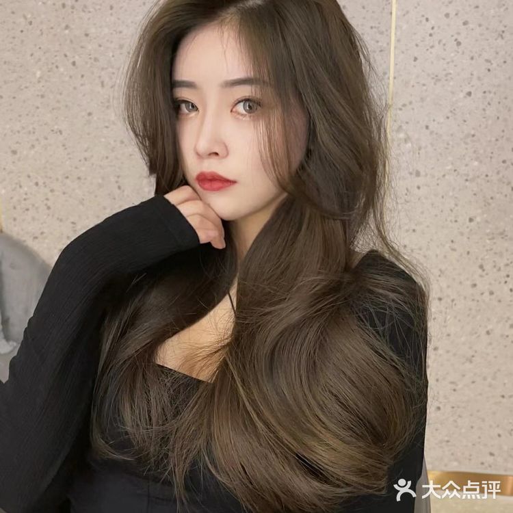 进去就有小姐姐接待,坐在沙发上问你今天要做啥子