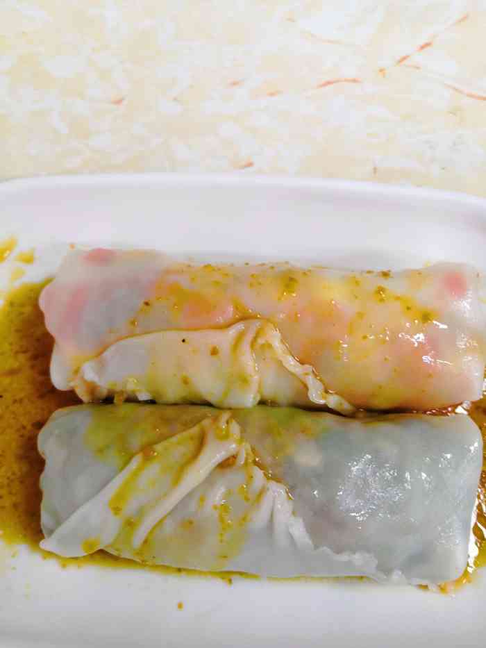 丰顺捆粿-"类似肠粉皮子包了各种馅儿 再搭配酱来吃~.