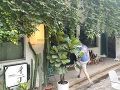 -彳亍咖啡·这里(水湾路店)