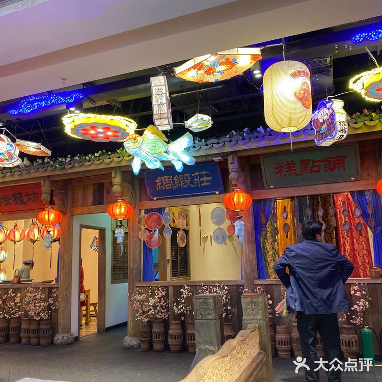 钟楼附近的长安大排档之上元灯会