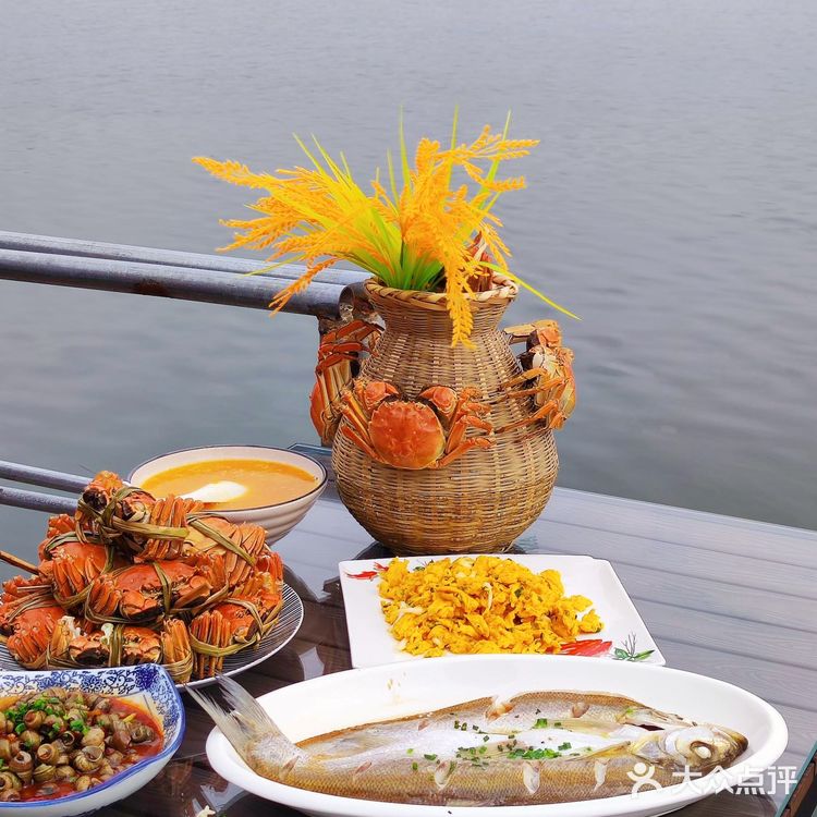 这家餐厅是真正的湖景餐厅,风景超惬意!阳澄湖大闸蟹