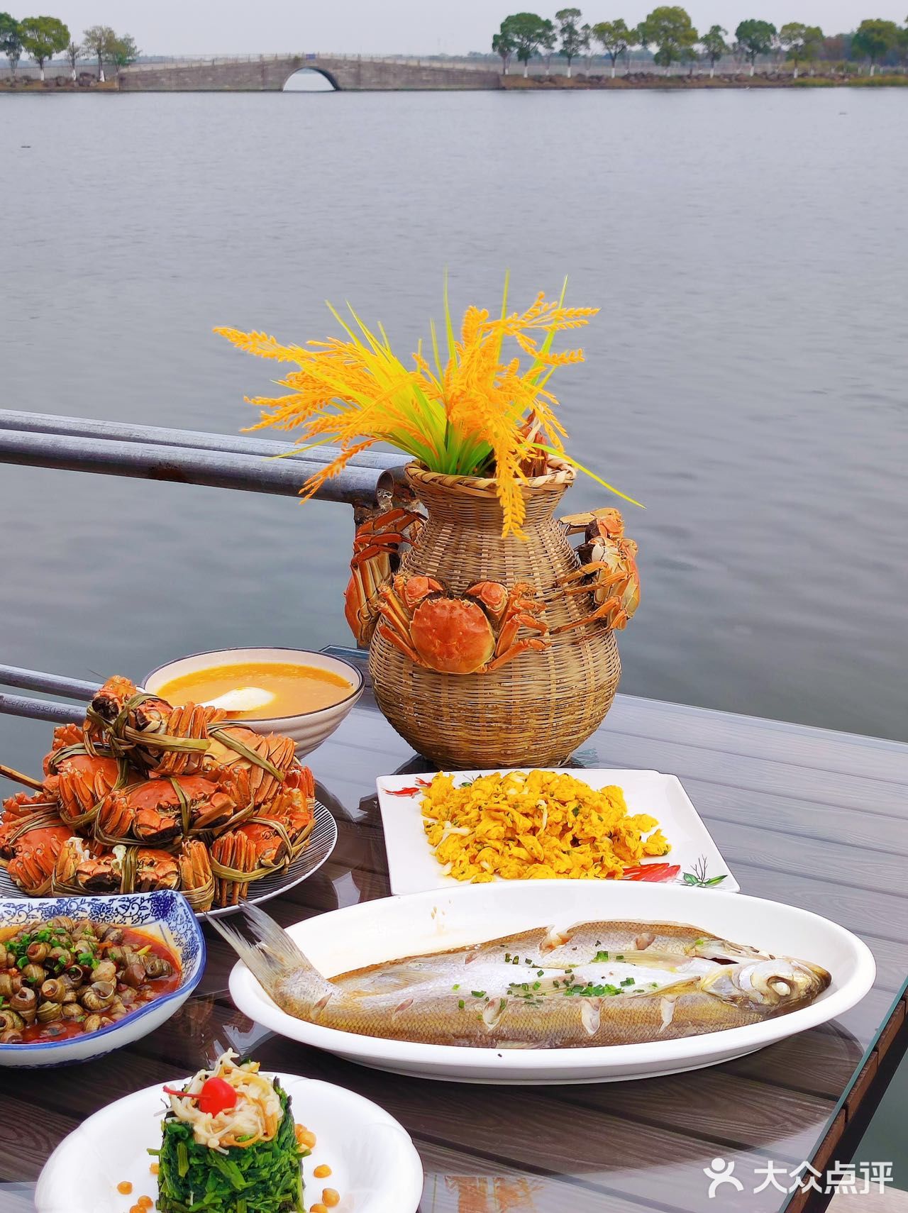这家餐厅是真正的湖景餐厅，风景超惬意！阳澄湖大闸蟹