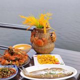 这家餐厅是真正的湖景餐厅，风景超惬意！阳澄湖大闸蟹