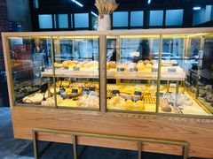 面包甜点陈列柜-啊噗吐呦现场烘焙(麦凯乐店)